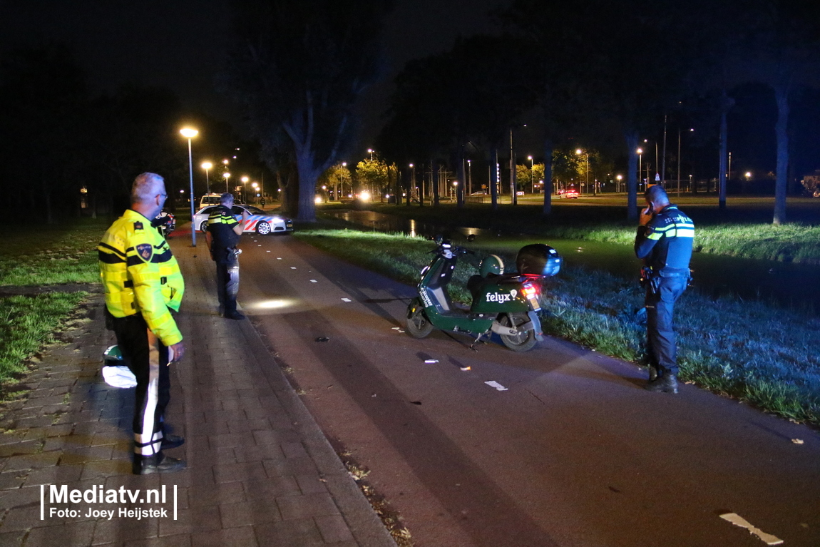 Scooterrijder zwaargewond na botsing met skeeleraar in Rotterdam