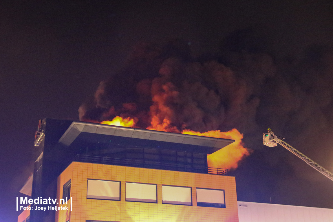 Grote brand in kantoorpand Barendrecht (Video)
