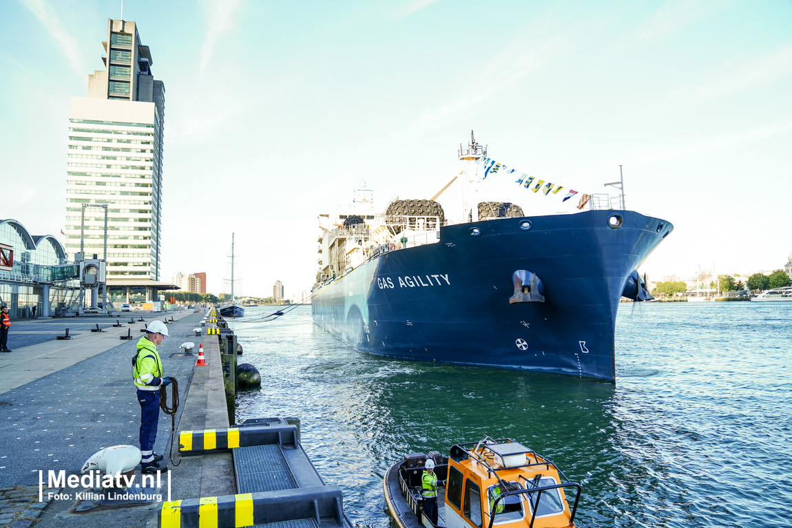 Grootste LNG-bunkerschip doet voor eerste keer Rotterdam aan