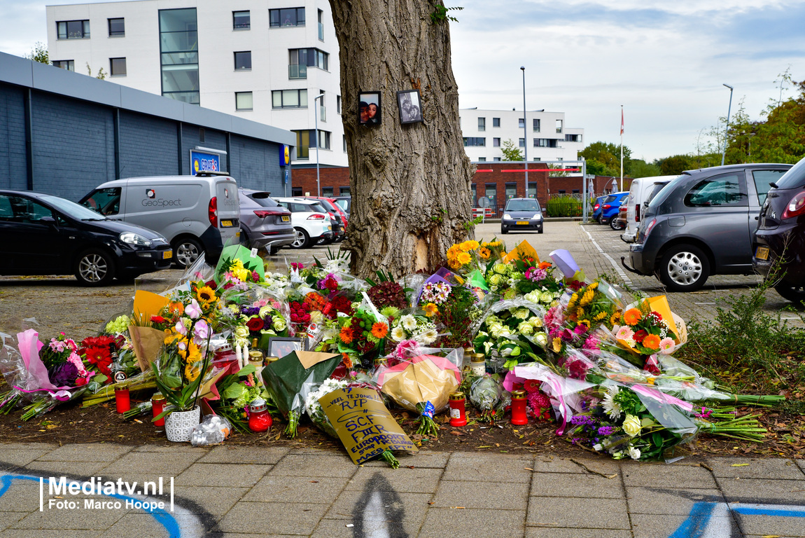 Bloemen voor omgebrachte Musheraldo (17) in Rozenburg