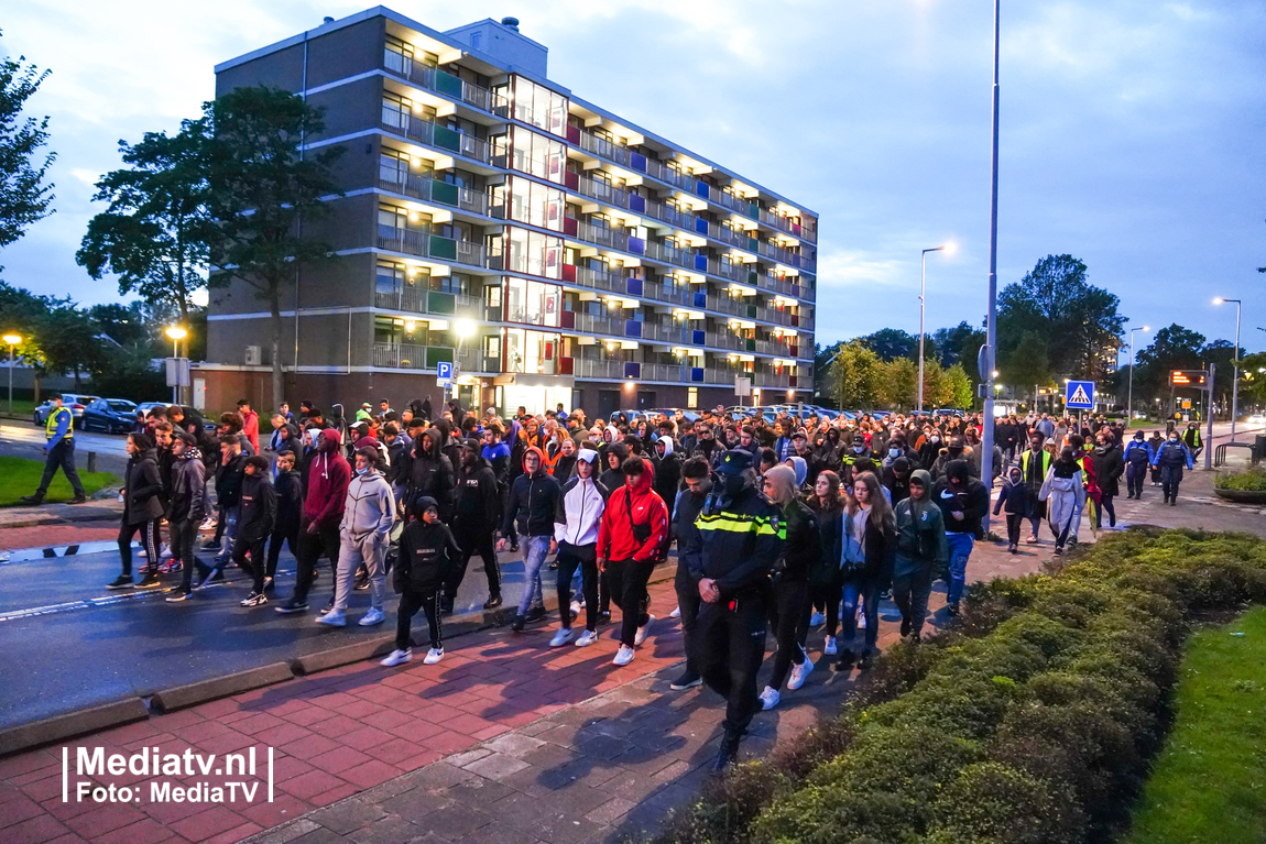 Honderden mensen aanwezig bij stille tocht Rozenburg (Video)
