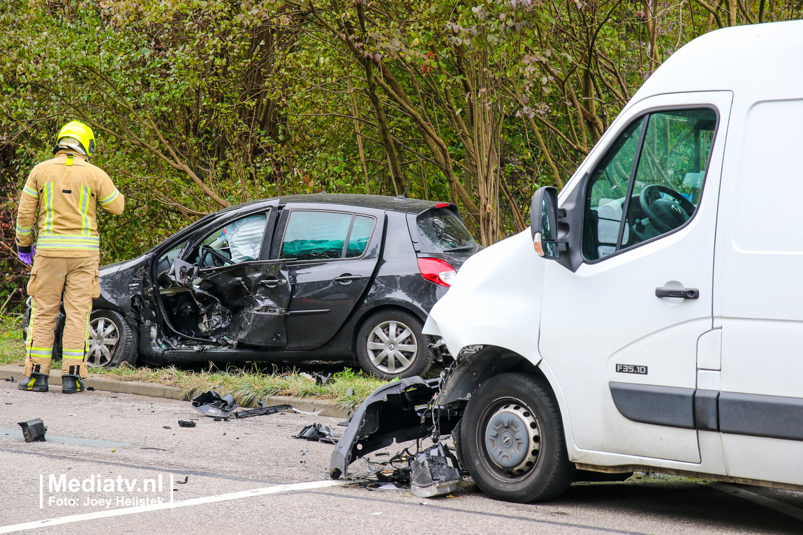 Flinke schade na aanrijding tussen bestelbus en auto Hoofdweg Rotterdam