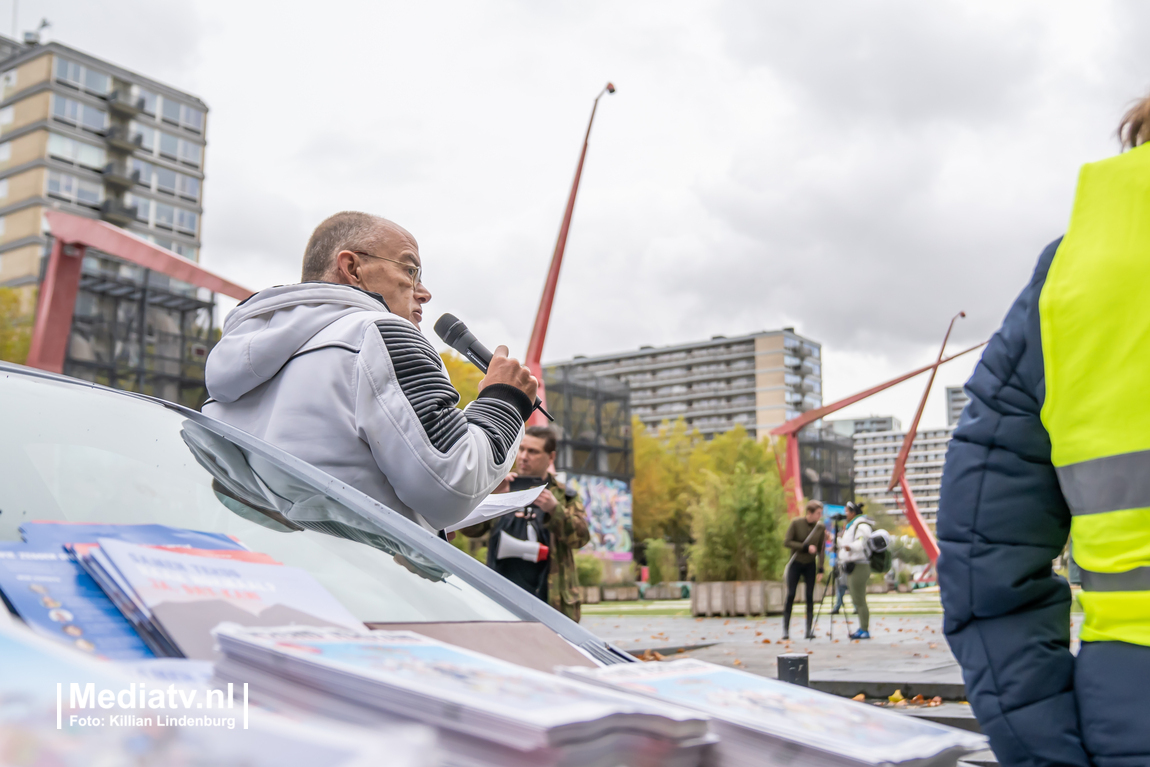 Vrijheidsdemonstratie trekt dertig mensen Schouwburgplein Rotterdam