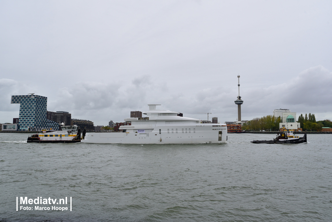 Transport van megajacht door Rotterdam