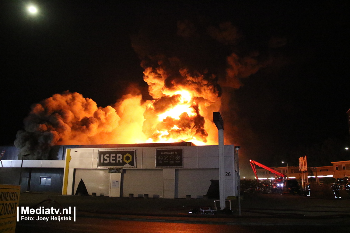 Enorme brand verwoest ijzerhandel in Gouda (video)