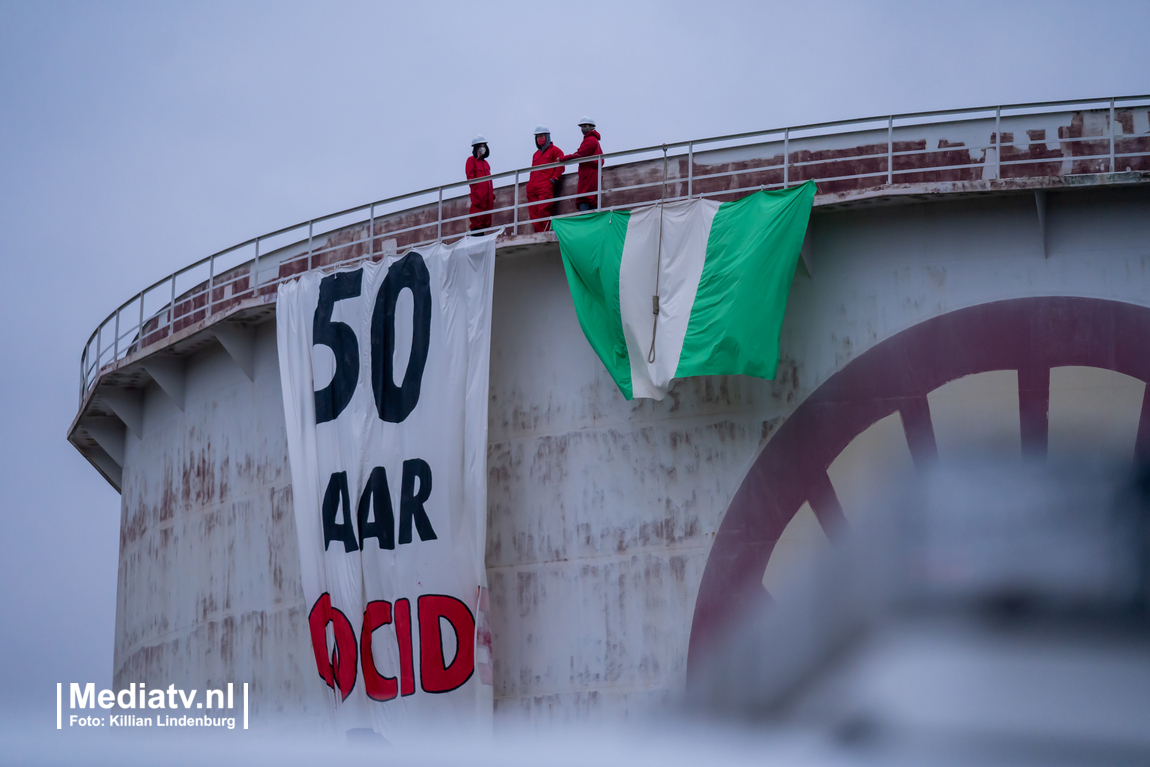 Milieuactivisten beklimmen olietank Shell, zeven aanhoudingen