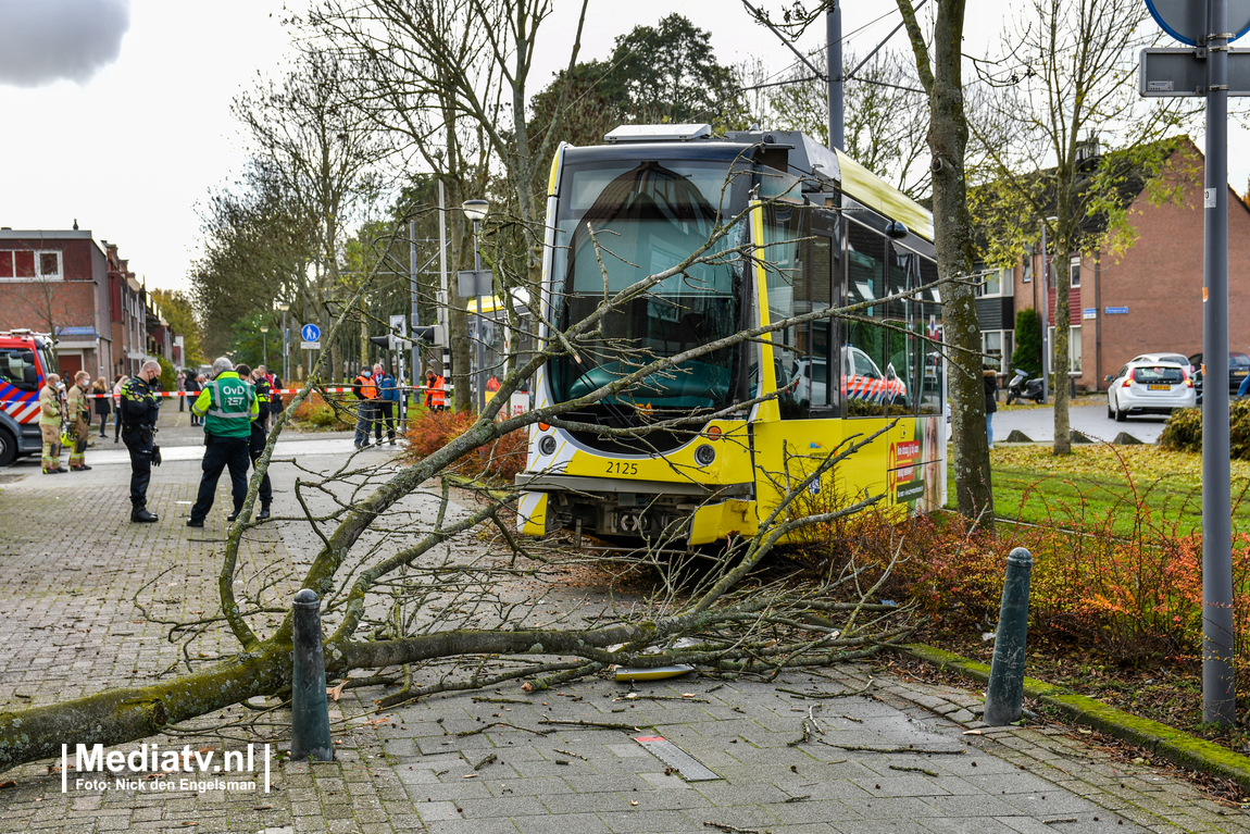 Tram ontspoord na aanrijding met auto in Rotterdam (Video)