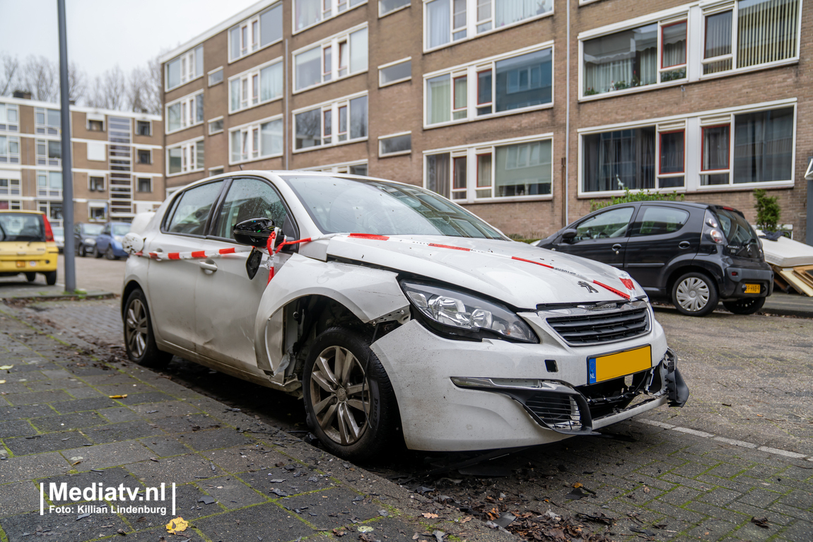 Auto en ruiten beschadigd na vuurwerkexplosie Schalkeroord Rotterdam