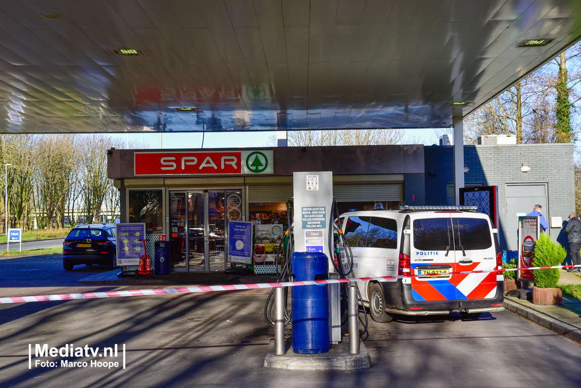 Man met mes overvalt tankstation Adriaan Volkerlaan Rotterdam