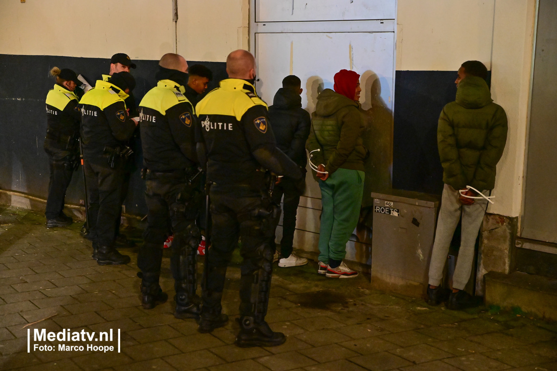 Tien jongeren aangehouden door mobiele eenheid in Rotterdam-Zuid (video)