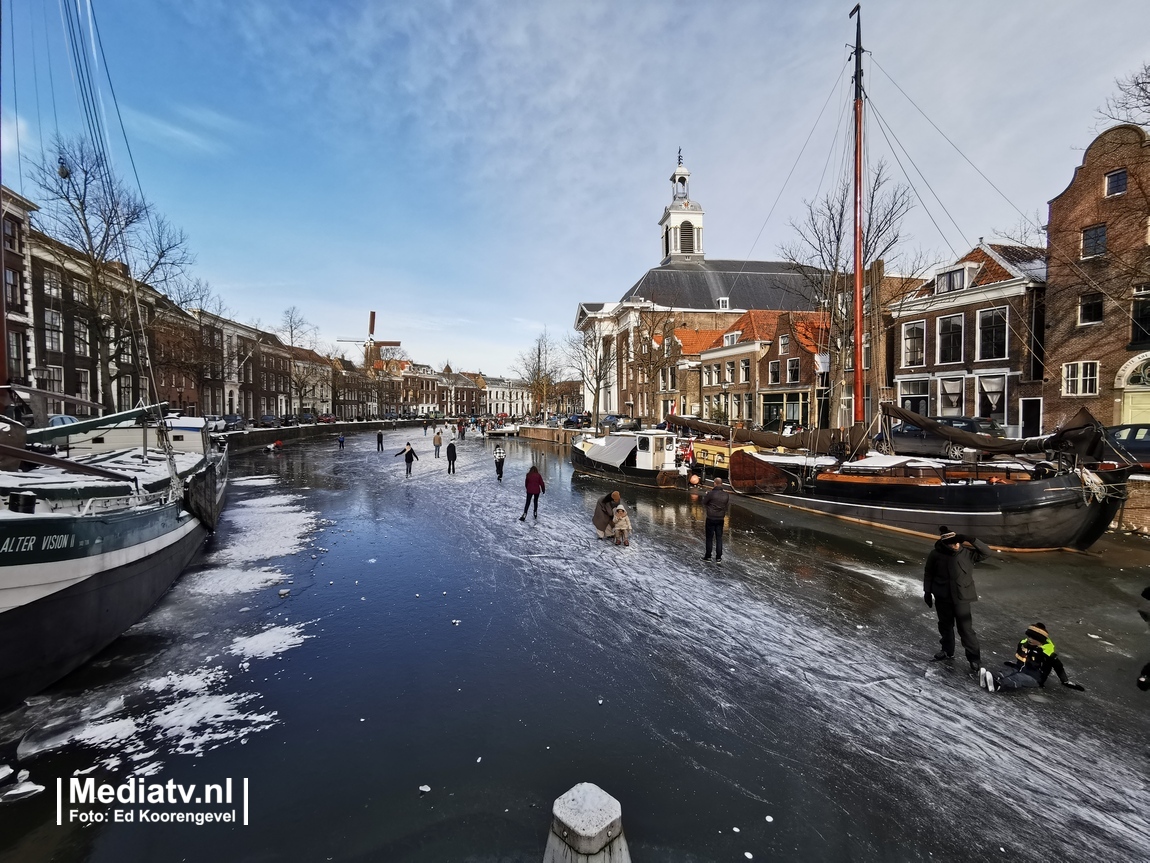 Schaatsminnend Schiedam nog eenmaal het ijs op (video)