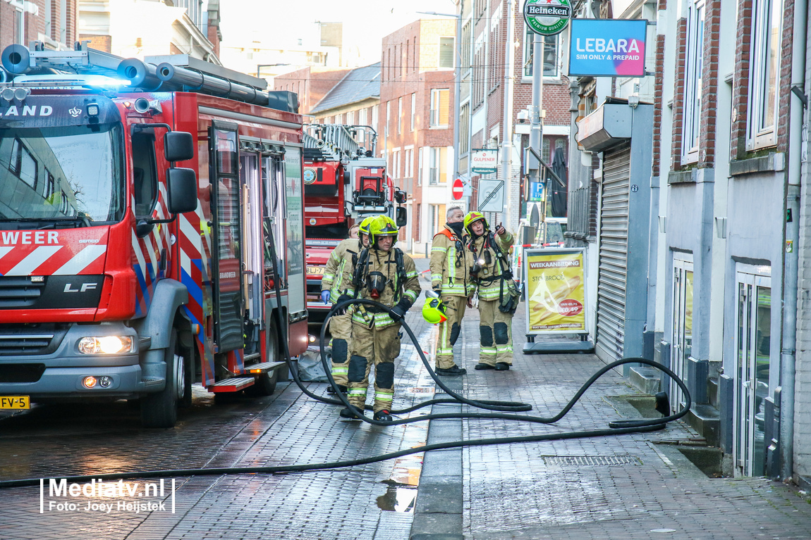 Zwaargewonde na woningbrand Zwaanshals Rotterdam