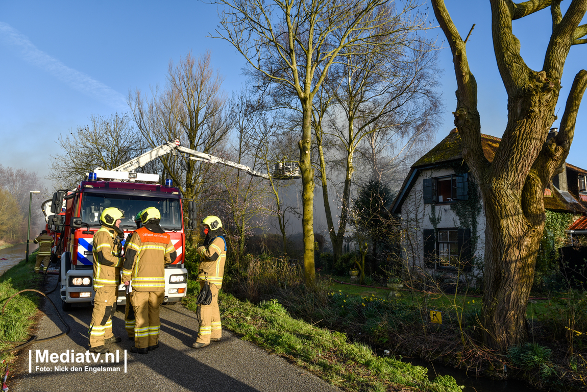 Woning verwoest bij grote brand Kilweg Dordrecht (video)