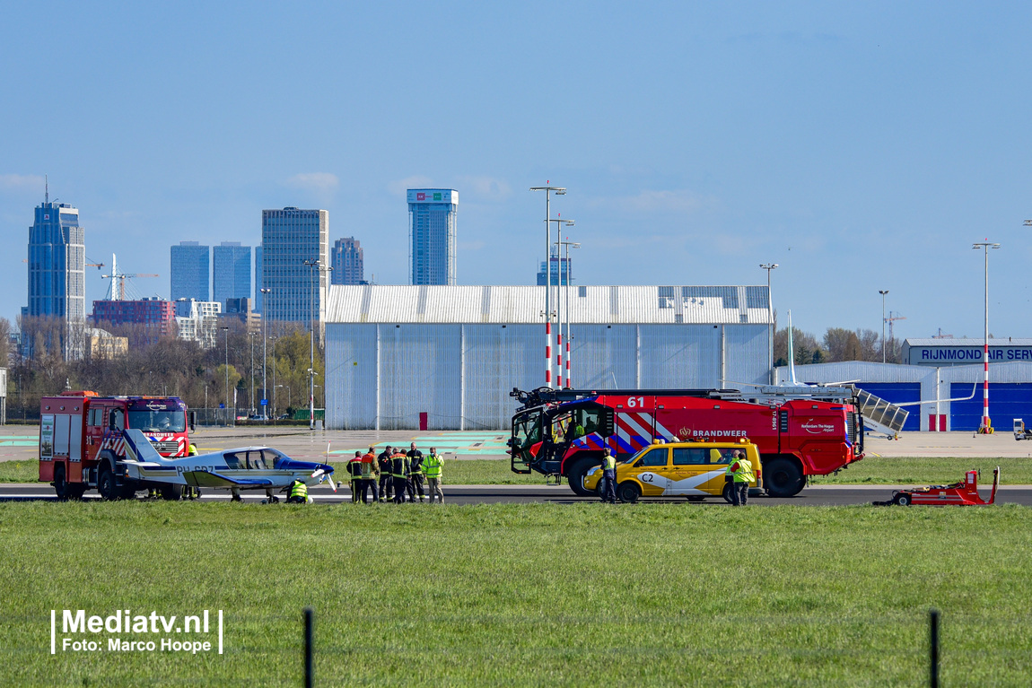 Vliegtuigje belandt naast de baan op Rotterdam The Hague Airport (video)