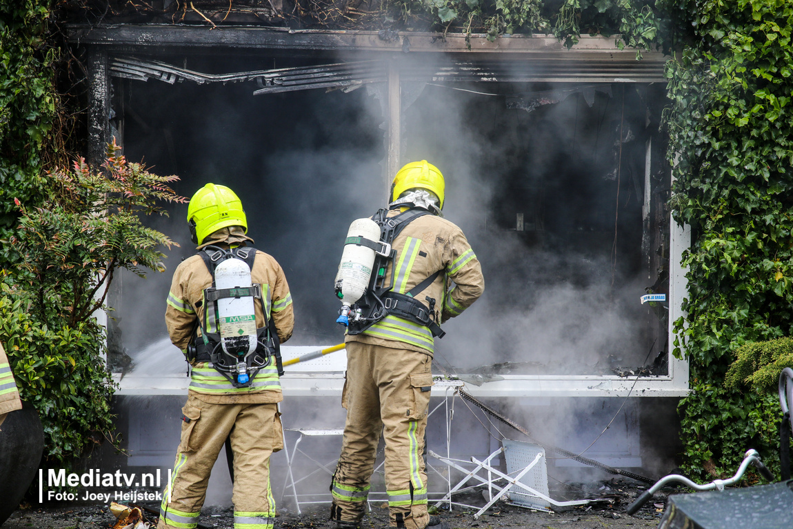 Gewonde na uitslaande brand in schoonheidssalon Rotterdam-Noord (video)