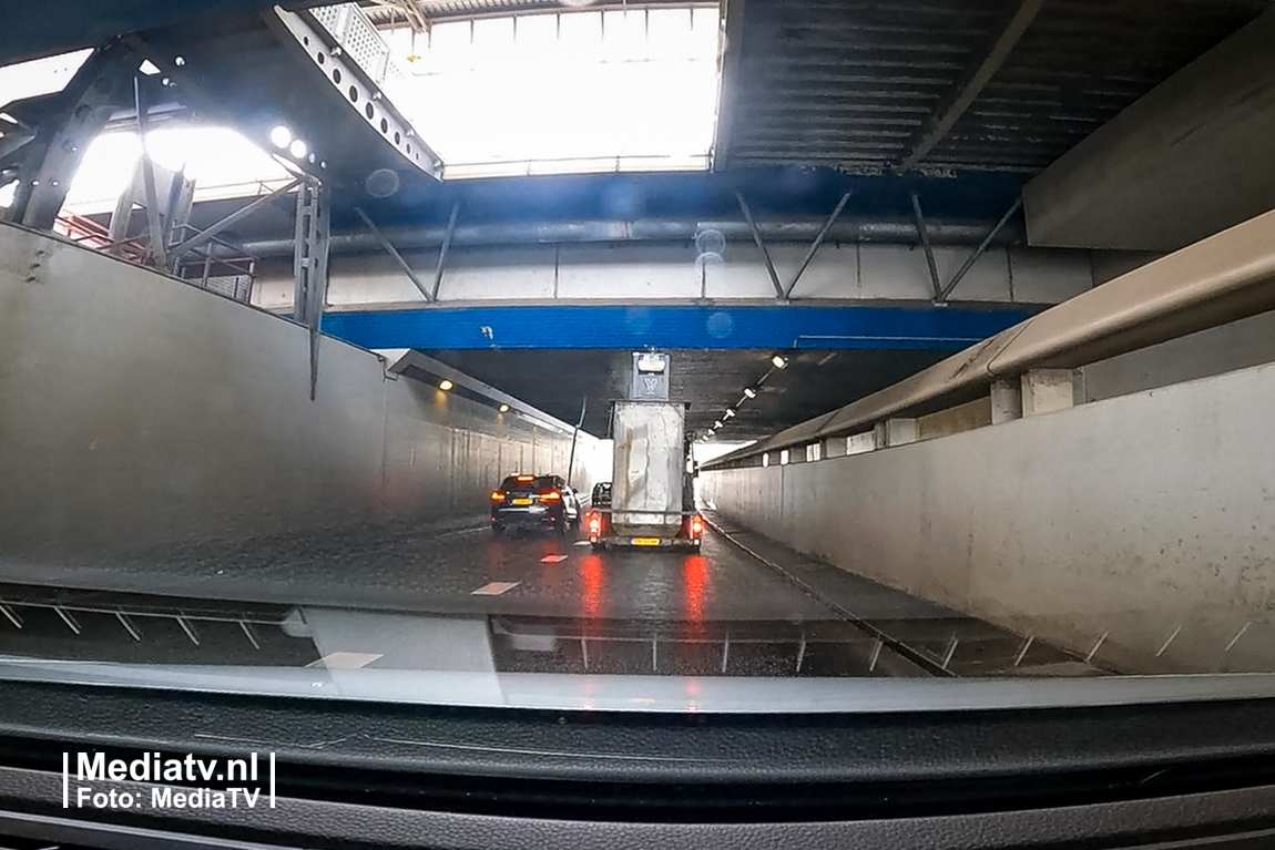 Vrachtwagen met vuilcontainers ramt viaduct Spinozaweg Rotterdam (video)