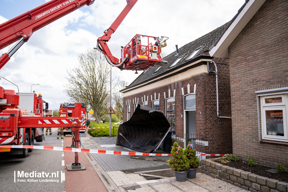 Gedeelte van het dak van een woning losgewaaid Stationsweg Zuidland