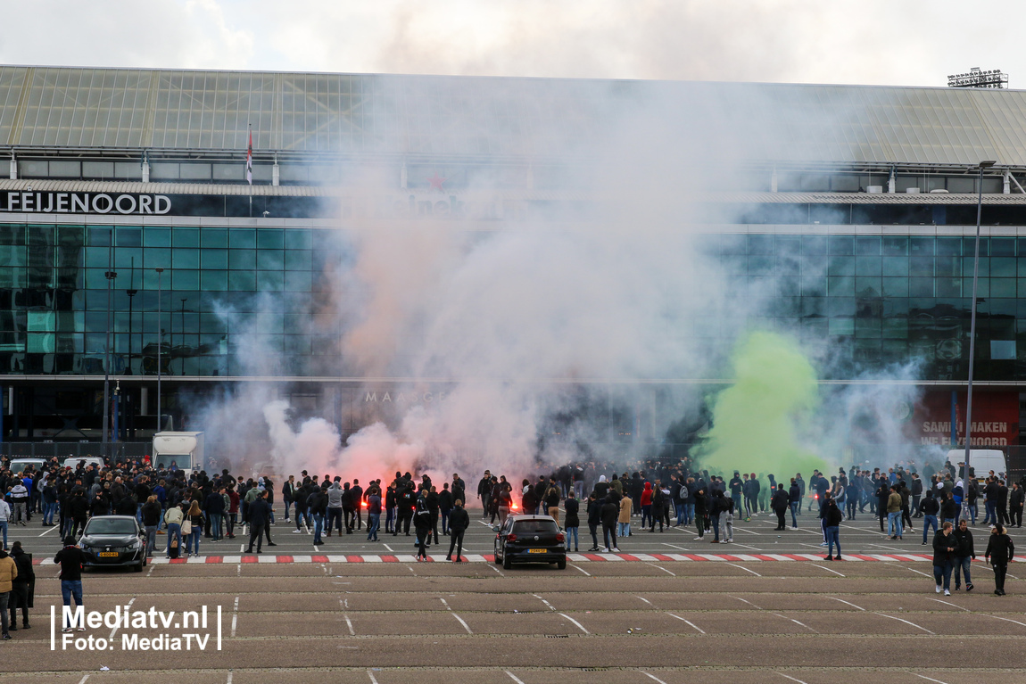 Honderden Feyenoordsupporters op de been, voetbalwedstrijd tijdelijk stilgelegd