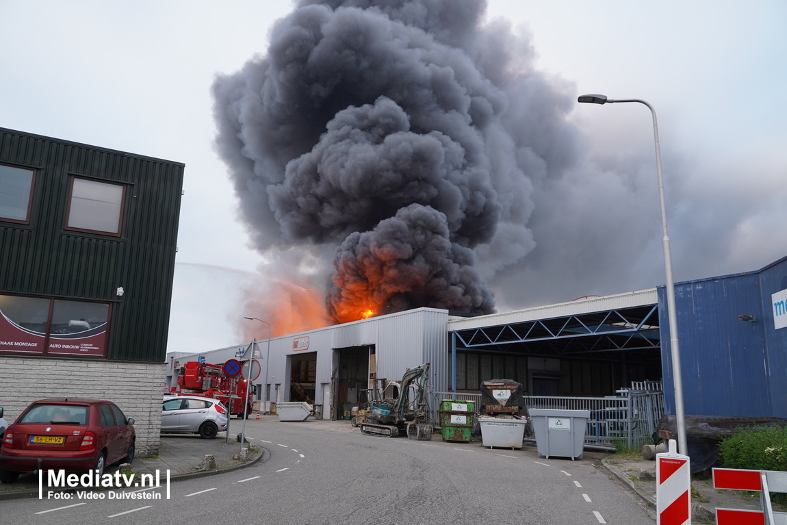 Zeer grote brand bij meerdere bedrijven in Lekkerkerk (video)