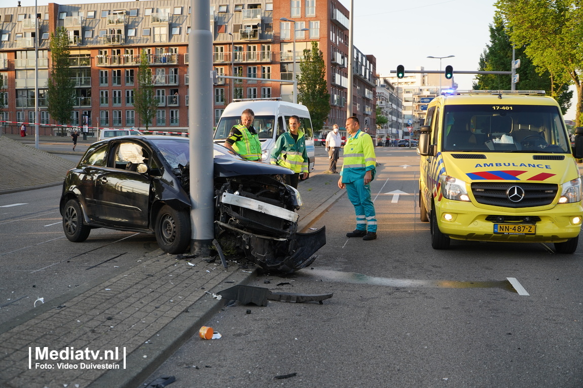 Twee gewonden na eenzijdig ongeval Prins Hendrikkade Rotterdam