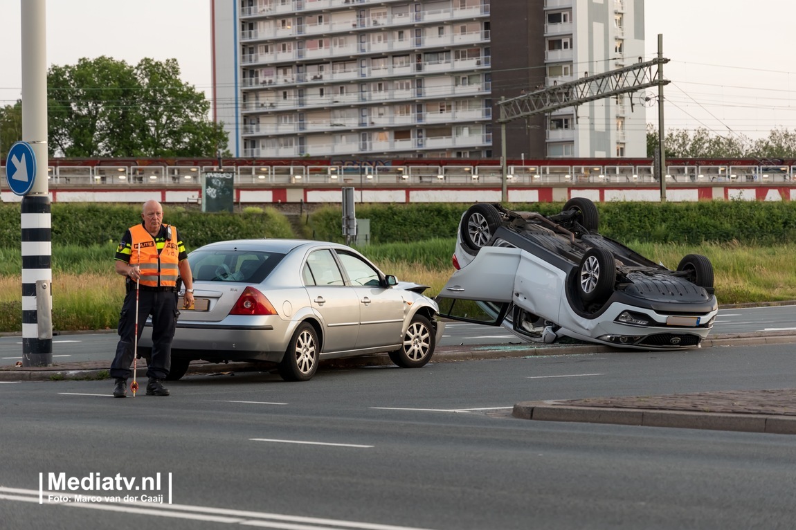 Auto belandt op z'n kop op de 's-Gravelandseweg Schiedam