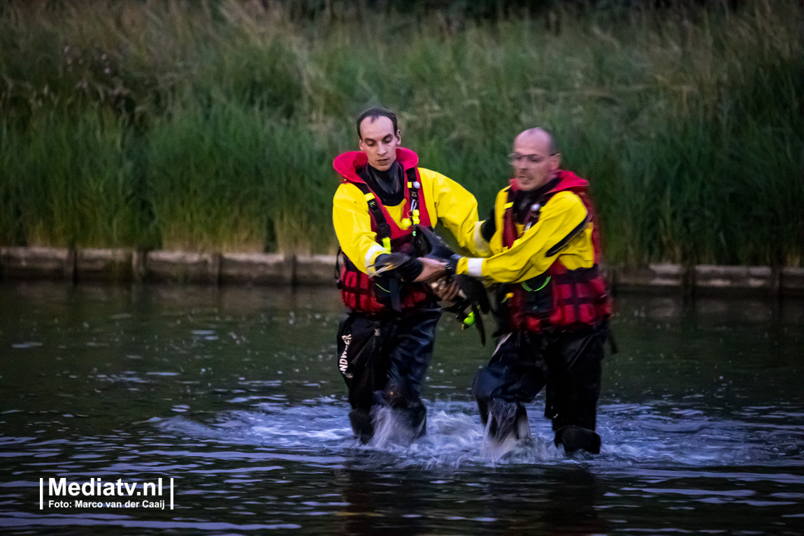 Aalscholver verstrikt in visdraad bevrijd door brandweer