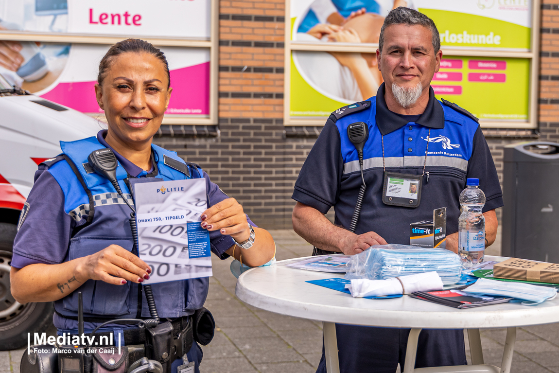 Mobiele post van de politie in Rotterdamse wijk Feijenoord