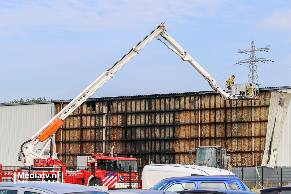 Grote brand bij recyclingbedrijf in Dordrecht