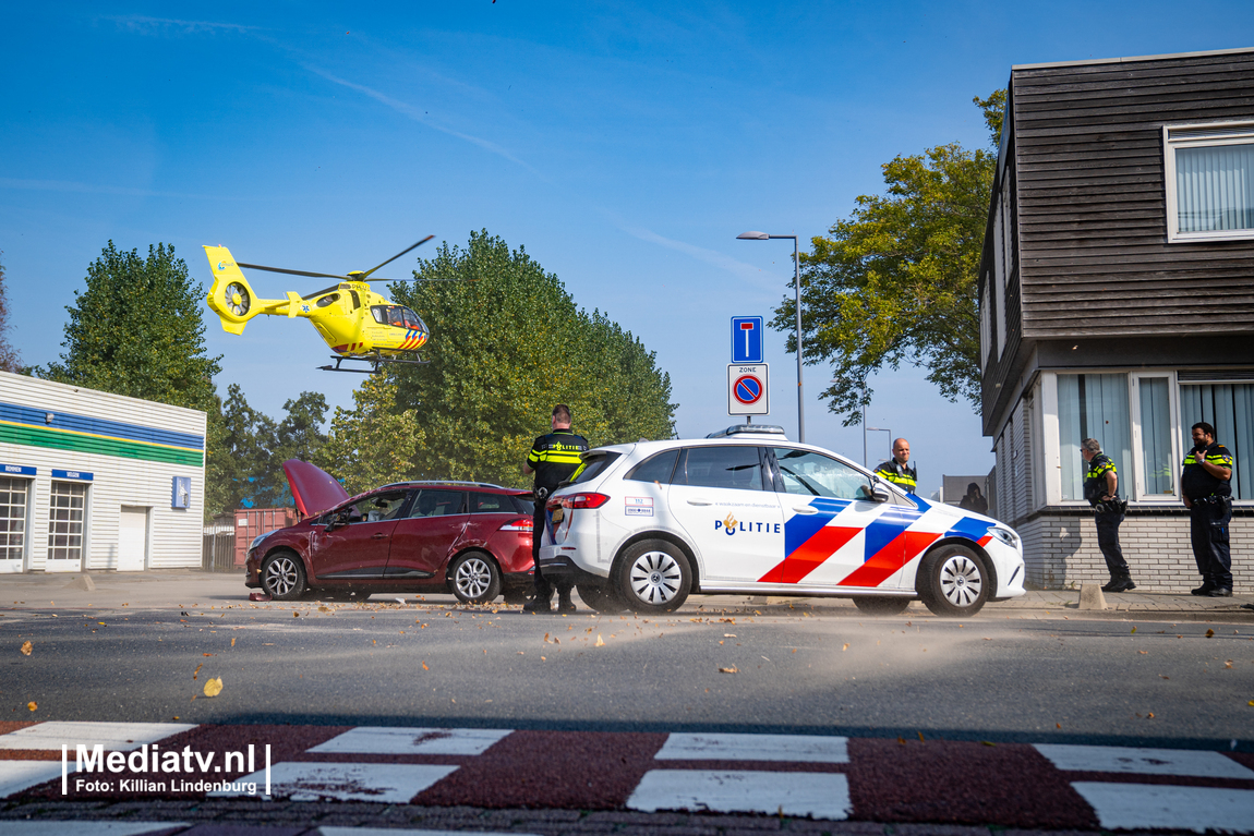 Zwaargewonde nadat auto over de kop slaat Industrieweg Rotterdam