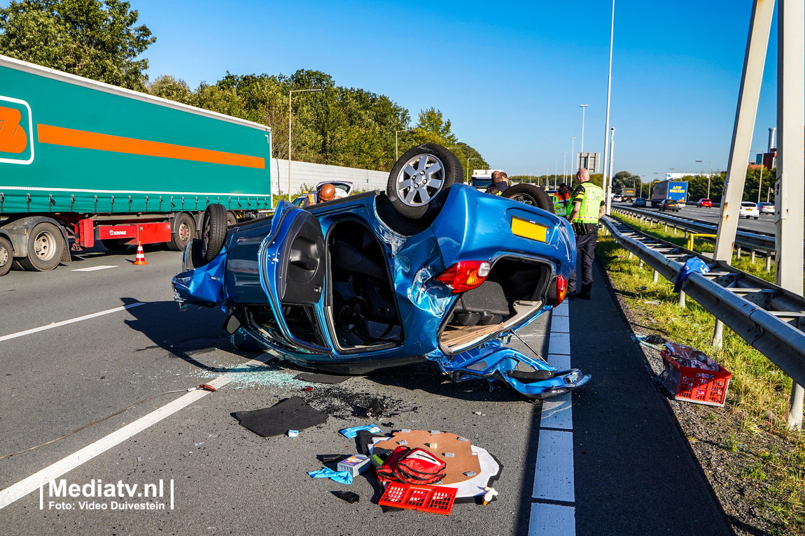 Auto over de kop na aanrijding op A20: traumahelikopter landt op snelweg