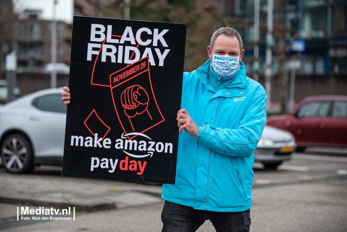 FNV protesteert bij miljoenenjacht van Amazon oprichter in Alblasserdam