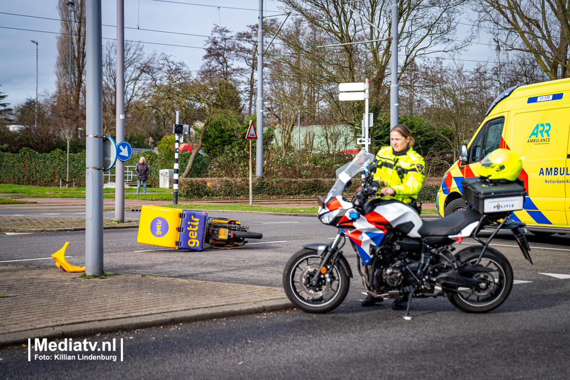 Scooterbezorger gewond na aanrijding met auto Molenvliet Rotterdam