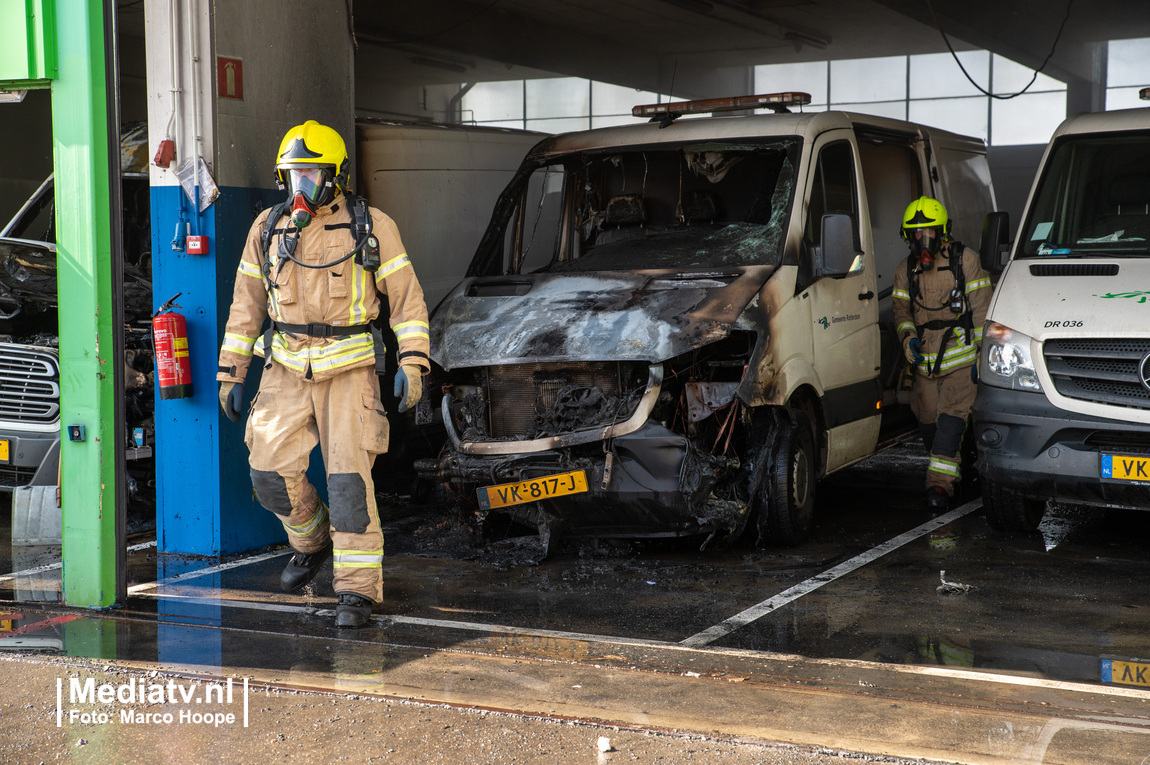 Verkeerschaos in Rotterdam door brand in loods Roteb Kleinpolderplein