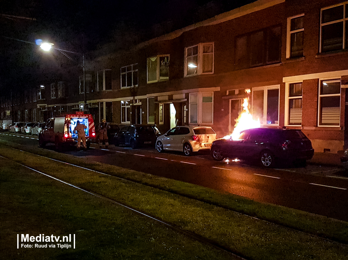 Voertuig in brand na harde klap Dordtsestraatweg Rotterdam