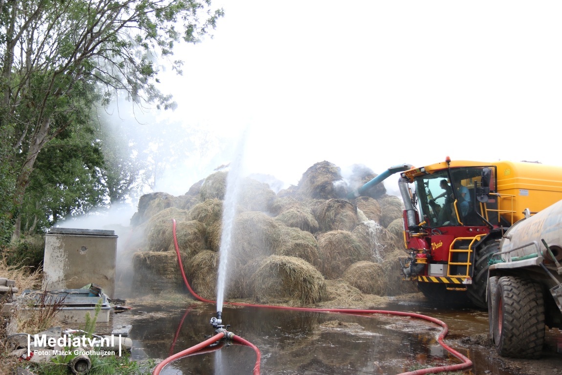 Grote brand in stapel hooibalen Krommedijk Zuidland