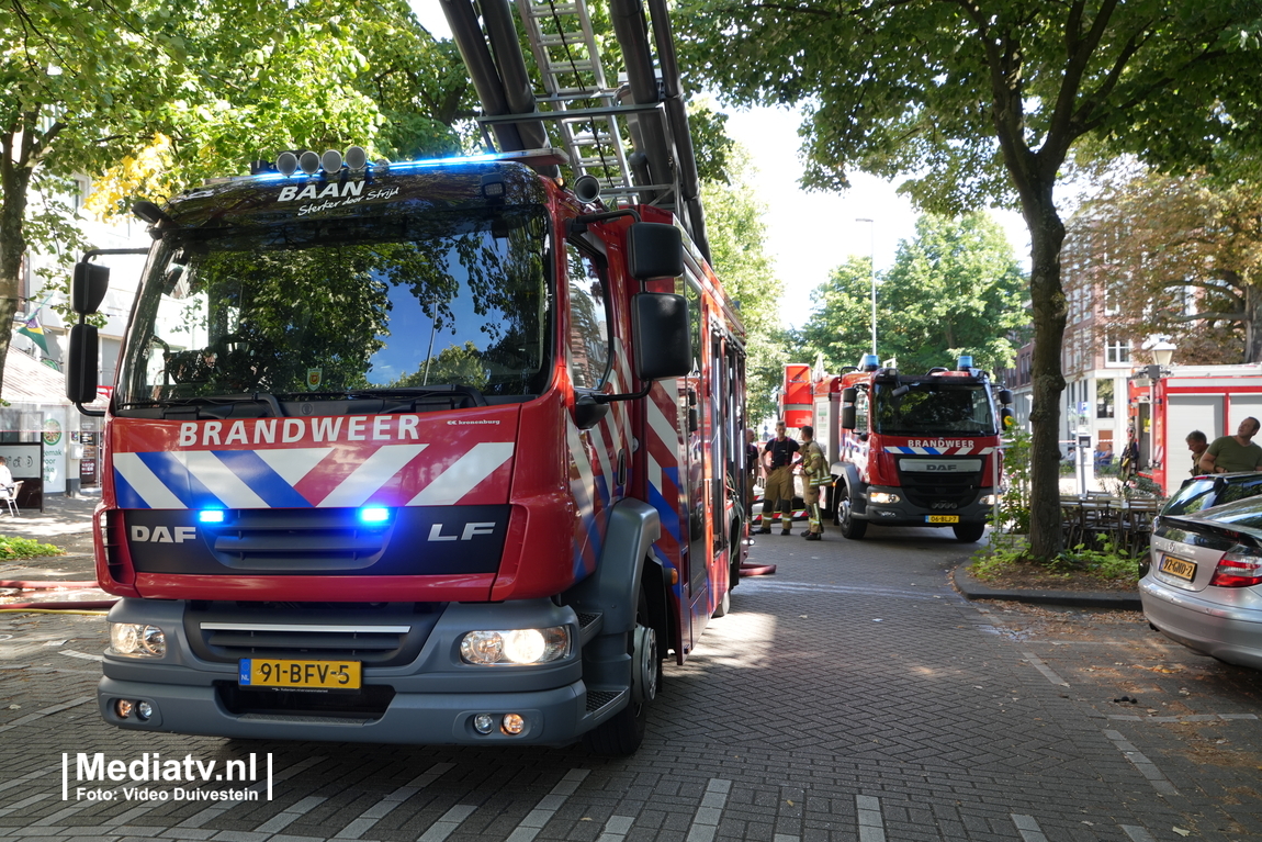 Uitslaande brand op balkon Van der Takstraat Rotterdam