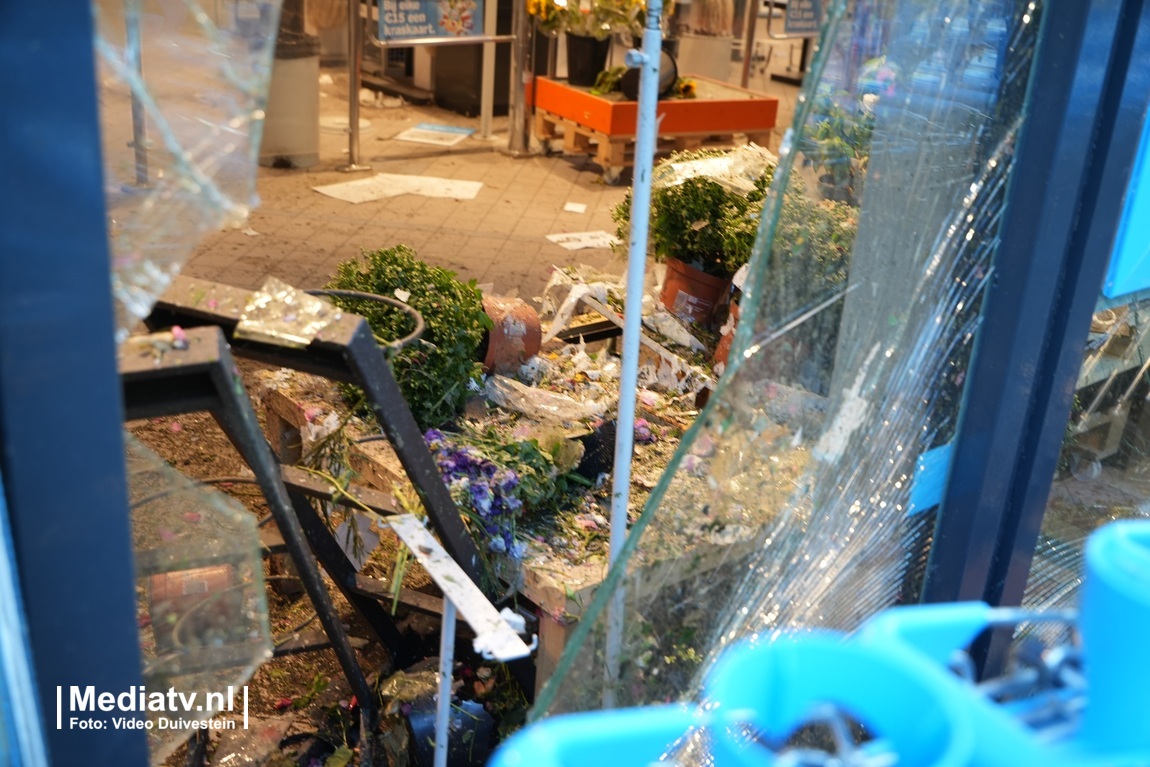 Veel schade bij Albert Heijn Schiedam na plofkraak (video)