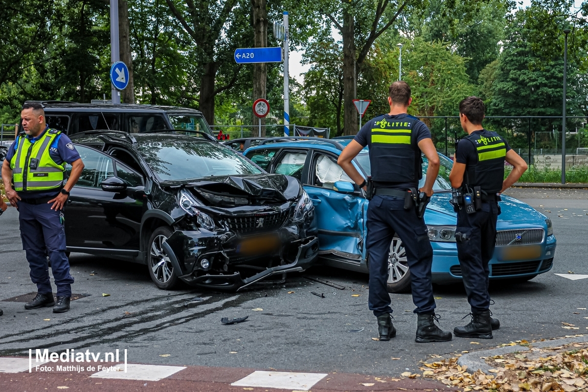 Flinke schade bij aanrijding tussen twee voertuigen in Rotterdam 