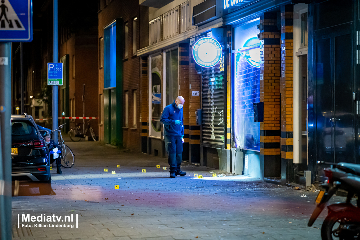 Explosief vernielt gevel van coffeeshop Slaghekstraat Rotterdam (video)