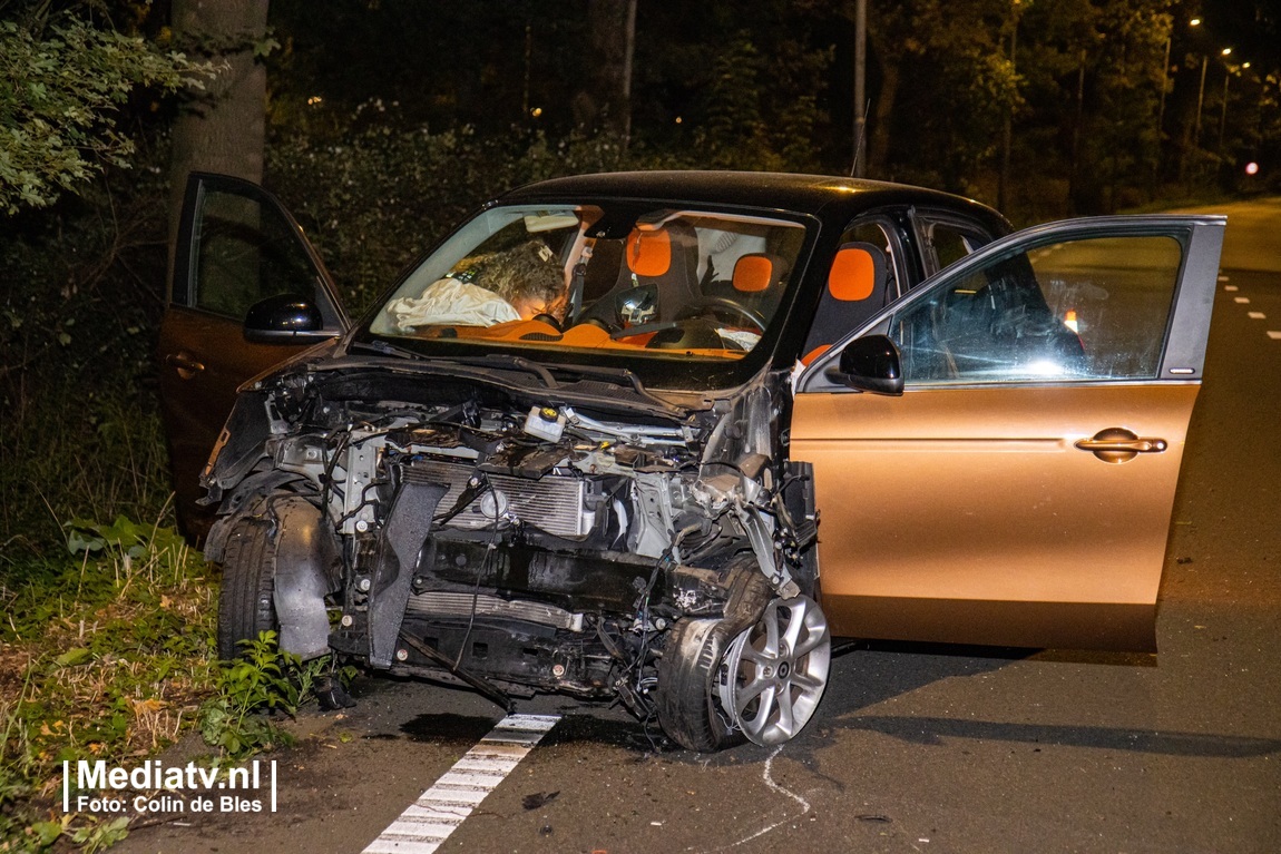 Bestuurder vlucht na eenzijdig ongeval Bosdreef Rotterdam