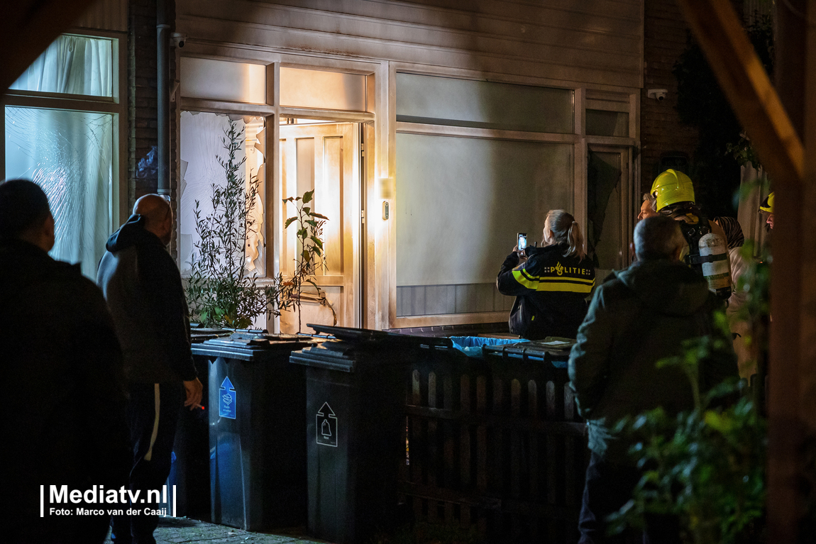 Voordeur beschadigd na explosie Sluiskreek Rotterdam