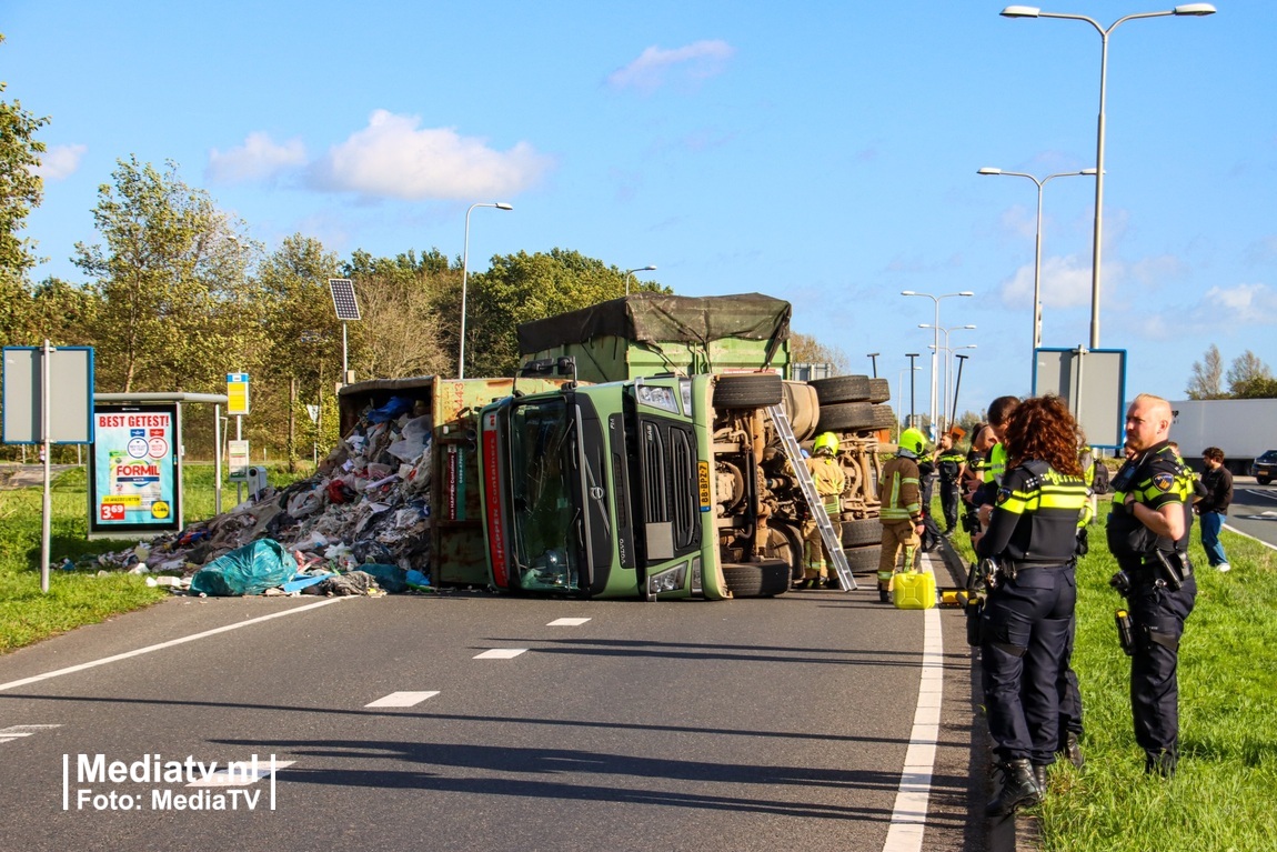 Vrachtwagen met afval gekanteld in Krimpen aan den IJssel