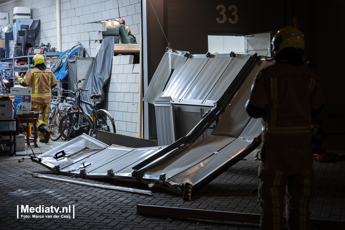 Persoon raakt zwaargewond bij explosie in garagebox Honderdland Maasdijk (video)