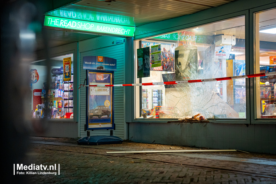 Ravage bij boekenwinkel door explosie Middenbaan Barendrecht