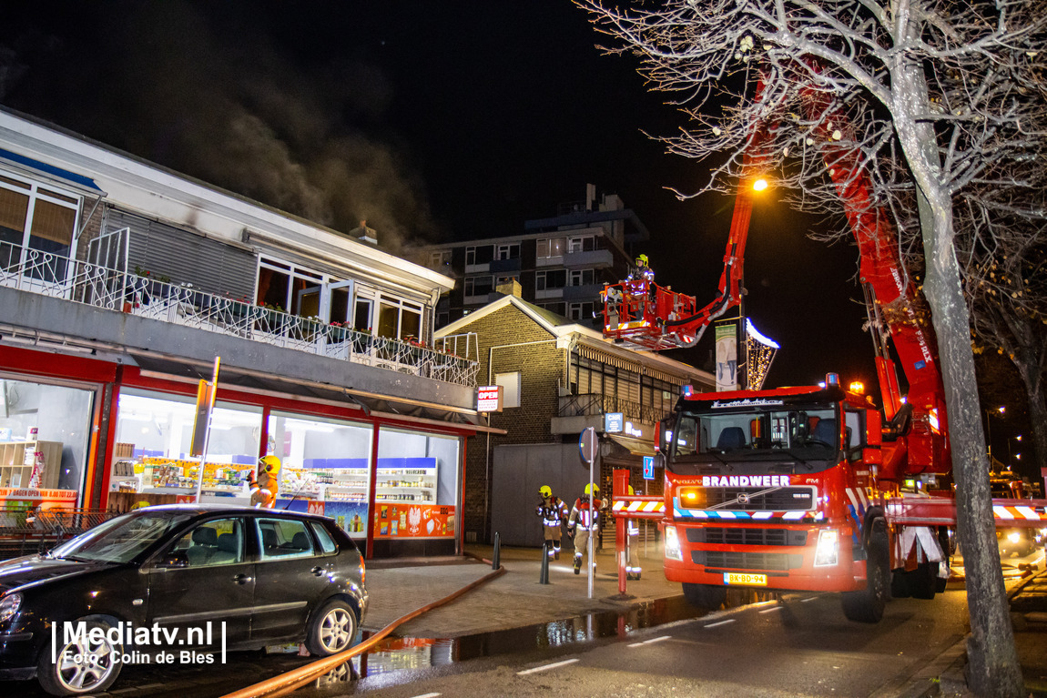 Vrouw en hond gered bij grote brand in woning Schiedamseweg Rotterdam (video)