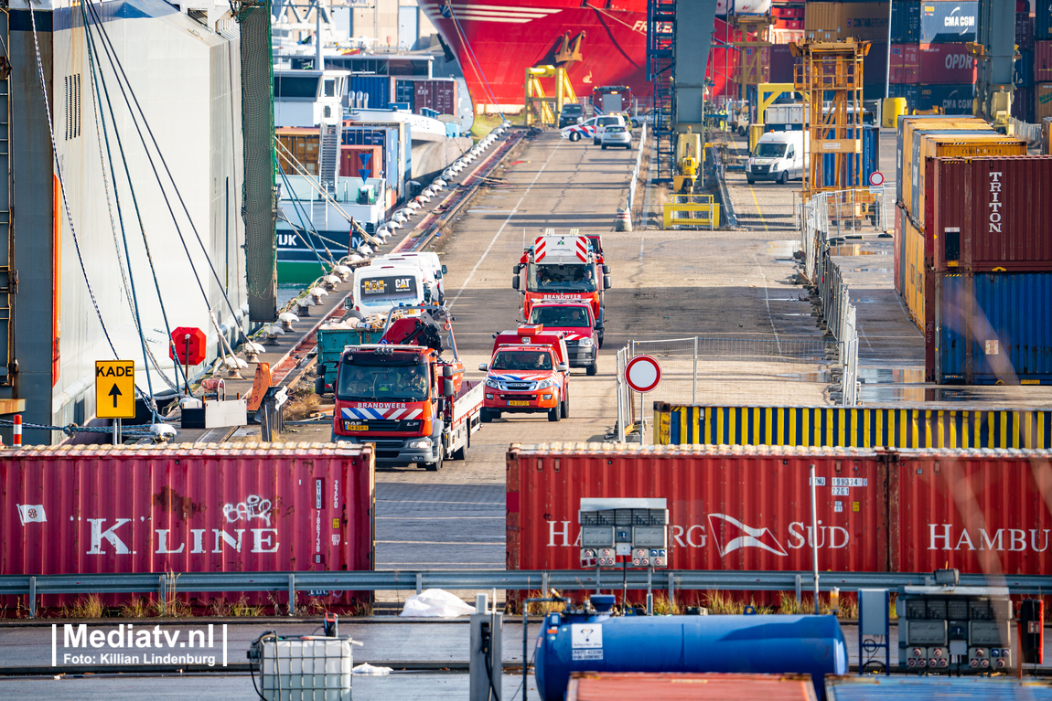 Verstekeling van zeeschip in water gesprongen Eemhaven Rotterdam