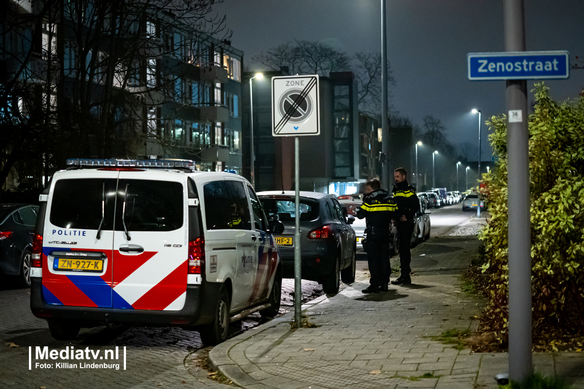 Scooterrijder met afgeplakte kentekenplaat rijdt tegen paal na achtervolging Zenostraat Rotterdam