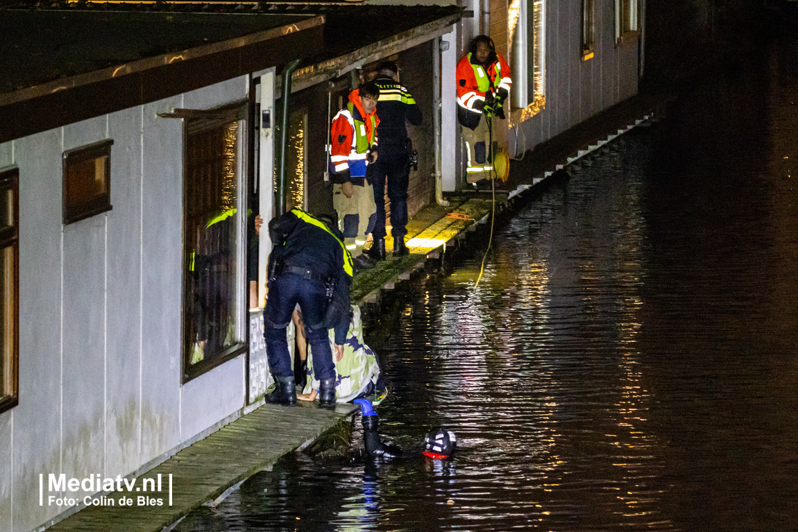 Brandweer redt man uit het ijskoude water Gordelpad Rotterdam (video)