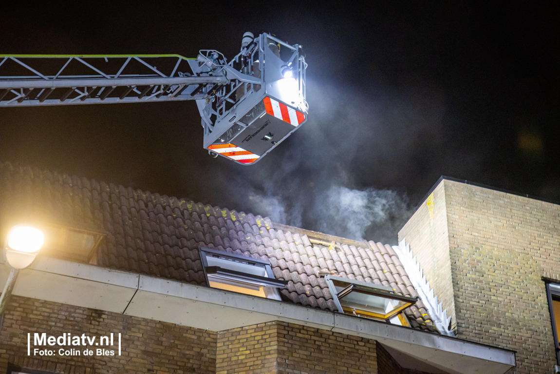 Veel rook bij uitslaande woningbrand Den Hertigstraat Rotterdam