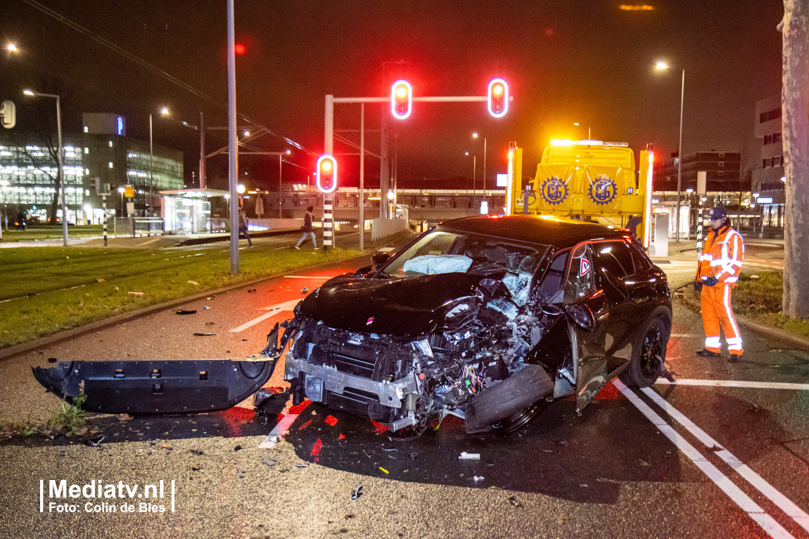 Auto zwaar beschadigd na aanrijding Spinozaweg Rotterdam